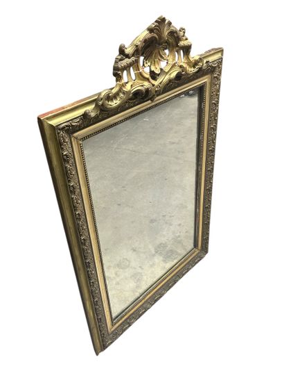 Miroir en bois et stuc doré à décor feuillagé...