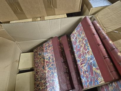 Ensemble de 30 cartons de livres comprenant...