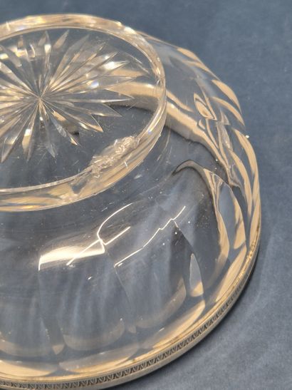 Suite de trois saladiers en verre taillé...