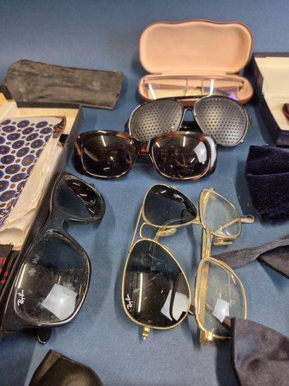 Réunion de ceintures en cuir, lunettes de...
