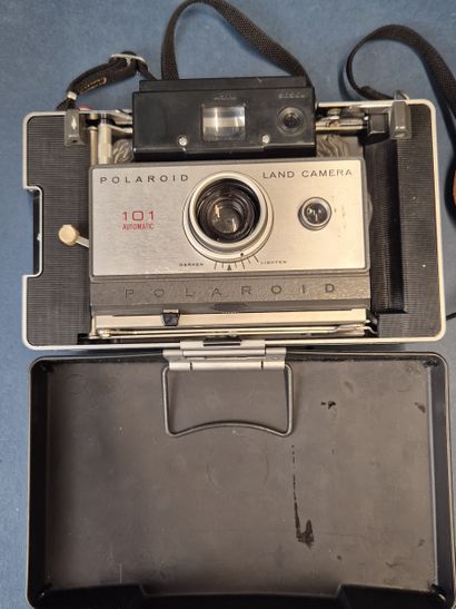 Lot comprenant:
- Polaroid 101 automatic...