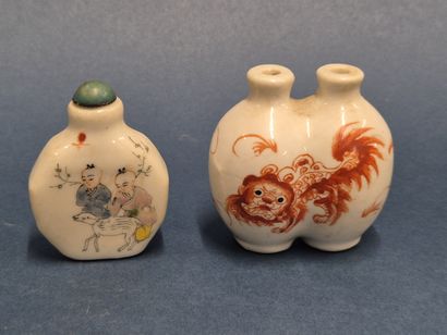 CHINE
Suite de quatre tabatières en porcelaine...