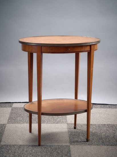 Table d'appoint de forme ovale en bois de...