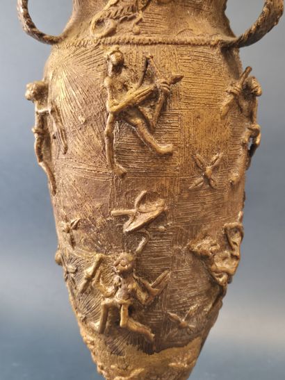 AFRIQUE
Vase en bronze à trois anses, le...