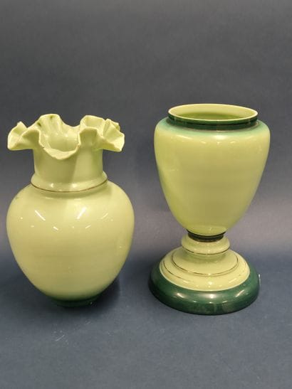 Vase double en opaline verte émaillée à décor...