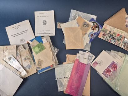 Dans un petit carton, lot de timbres
