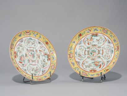 CHINE, XXe siècle 
Ensemble de deux assiettes...