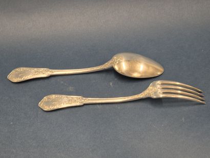 Suite de 12 couverts (cuillères et fourchettes)...