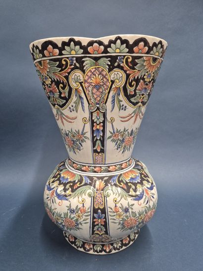 Imposant vase à large col quadrilobé en faience...