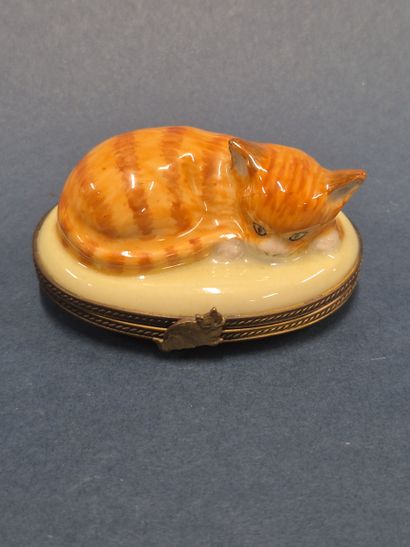Petite boîte pilulier en porcelaine à décor...