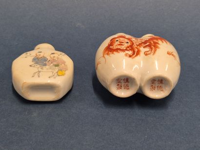 CHINE
Suite de quatre tabatières en porcelaine...