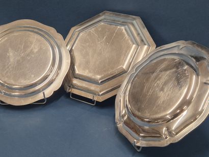 Suite de trois plats de service en métal...