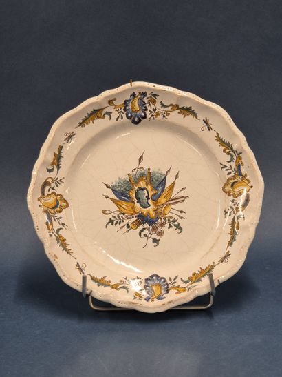MOUSTIERS, XVIIIe siècle
Assiette en faience...
