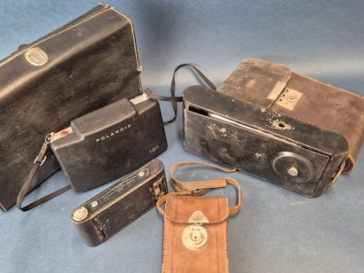 Lot comprenant:
- Polaroid 101 automatic...