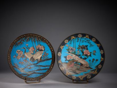 JAPON, vers 1900
Deux plats en émaux cloisonnés...