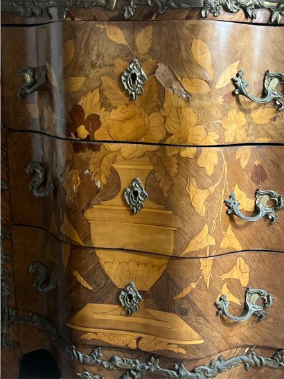 Commode arbalète en bois marqueté à décor...