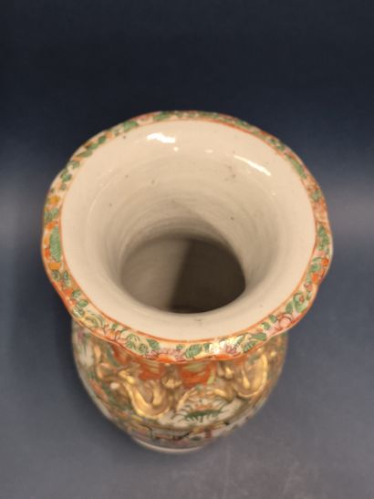 CHINE, XXe siècle 
Vase de forme balustre...
