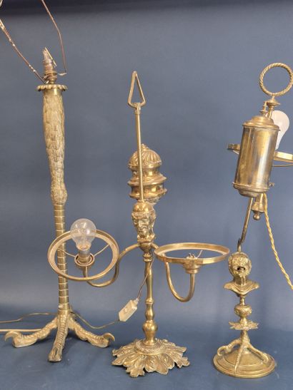 Réunion de pieds de lampes comprenant : 
-...