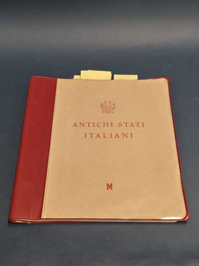 Dans un classeur, collection de timbres des...