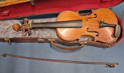 Violon d'étude en bois et son archet 
Fabrication...