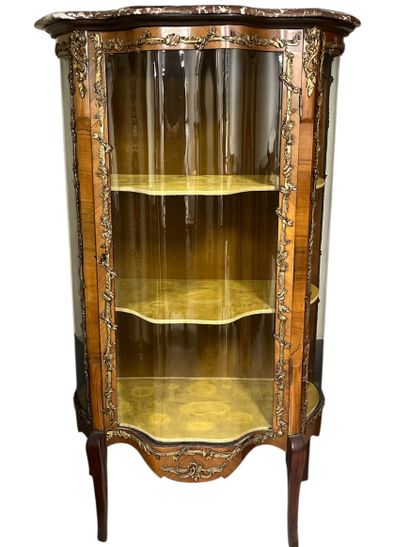 Vitrine de forme mouvementée en bois et bois...