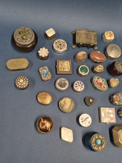 Ensemble de 46 piluliers et tabatières en...