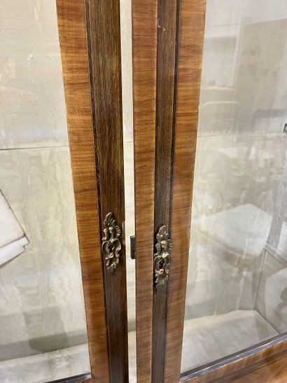 Petite vitrine en bois de placage ouvrant...