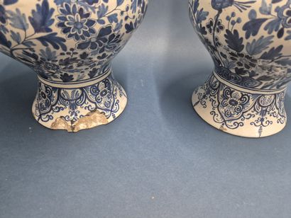 Attribué à SAMSON
Paire de vases bouteille...