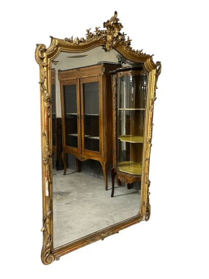 Miroir en bois et stuc doré, panneaux parquetés...
