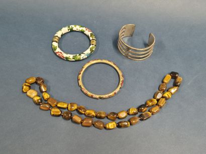 Lot de bijoux fantaisie et argent comprenant...