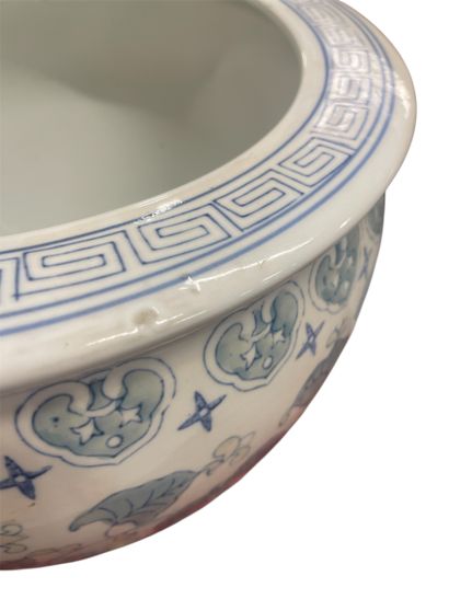 Chine, XXe siècle. 
Cache-pot en porcelaine...