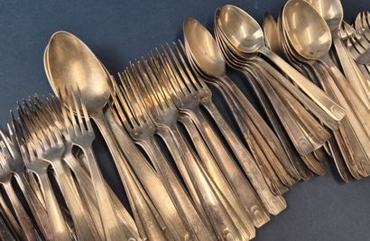 Partie de ménagère en métal argenté, la spatule...