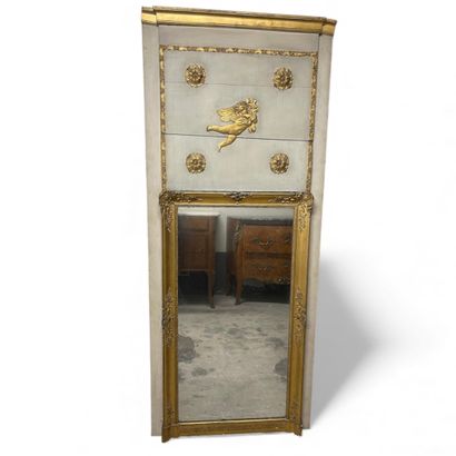 Trumeau en bois peint et doré à décor d'angelot...