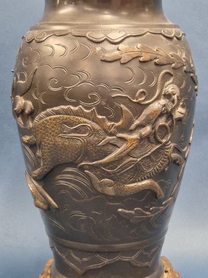 JAPON, XXe
Vase en bronze à patine brune...