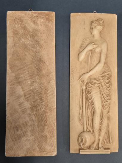 Ensemble de quatre bas-reliefs en plâtre...