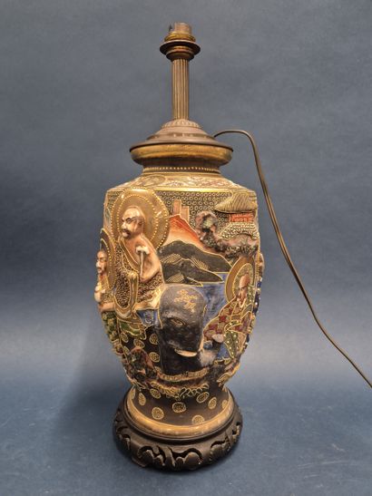 JAPON 
Vase en faïence de Satsuma à décor...