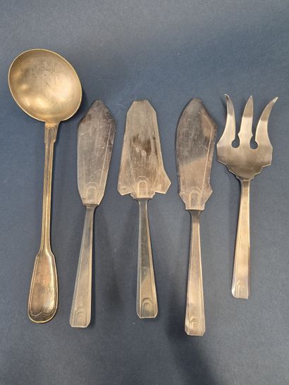Partie de ménagère en métal argenté, la spatule...