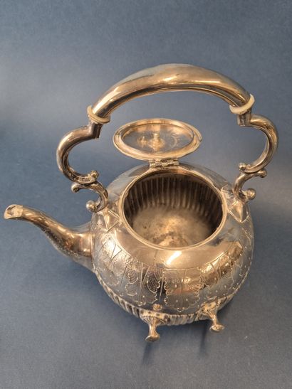 Théière à bascule et son réchaud en métal...