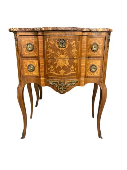 Petite commode arbalète ouvrant par deux...