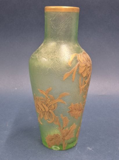 MONTJOYE
Vase en verre teinté vert givré...