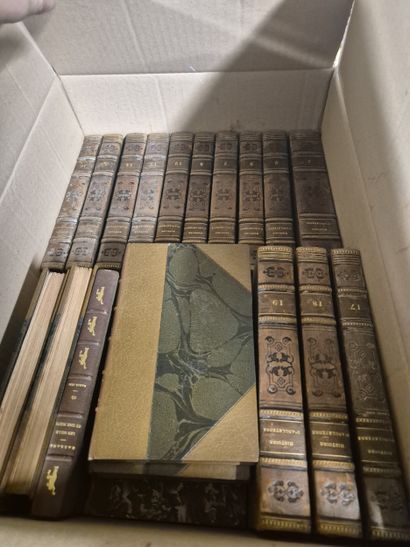 Ensemble de 30 cartons de livres comprenant...