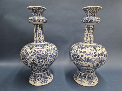 Attribué à SAMSON
Paire de vases bouteille...