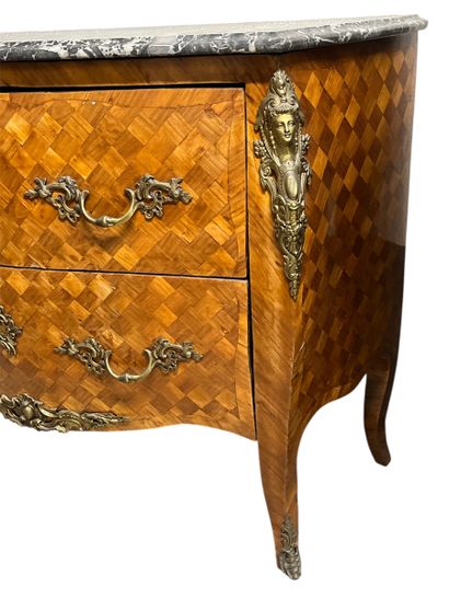 Commode bombée en bois de placage ouvrant...