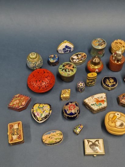 Ensemble de 40 piluliers en cloisonnés, céramique,...