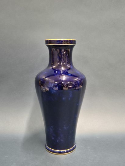 SEVRES
Vase balustre en porcelaine bleue...