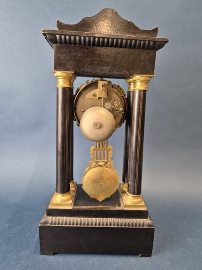 Pendule portique à colonnettes à décor marqueté...
