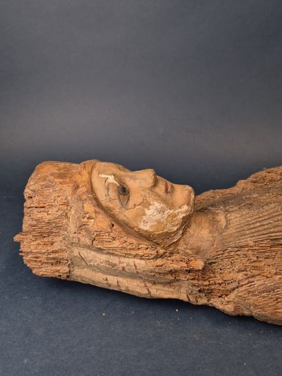 Epreuve en bois sculpté et plâtre partiellement...