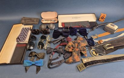 Réunion de ceintures en cuir, lunettes de...