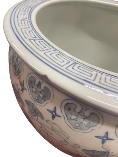 Chine, XXe siècle. 
Cache-pot en porcelaine...