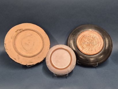Suite de trois plats en céramique à décor...